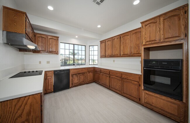 Building Photo - Spacious 4 Bedroom 3.5 Baths with Views!!