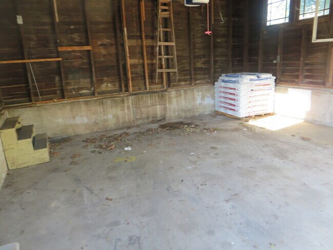 Building Photo - 826 Nuttman Ave