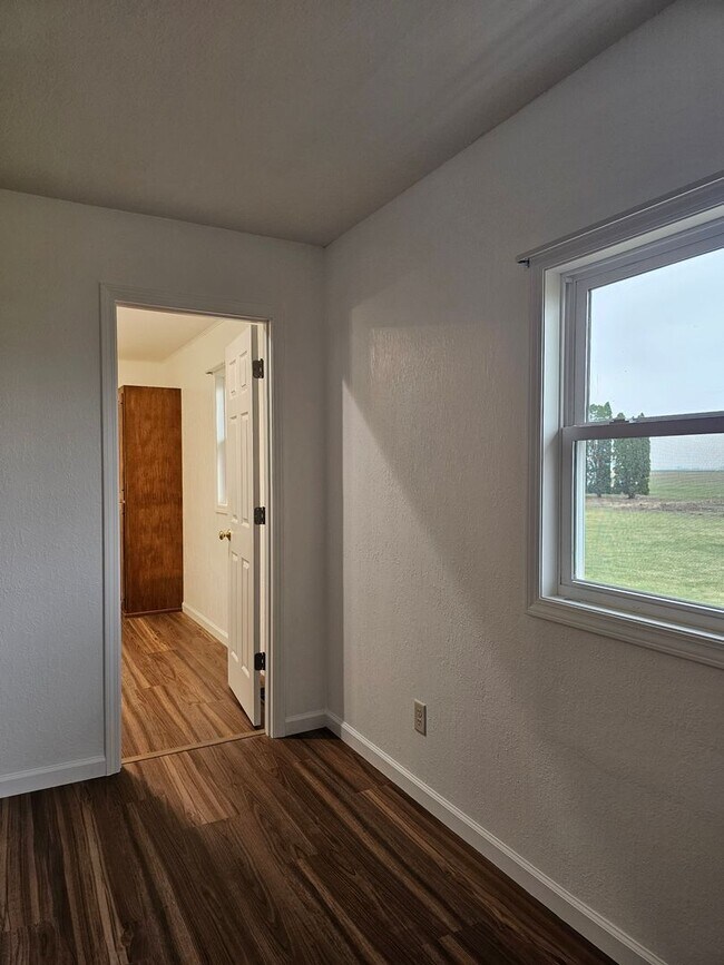 Building Photo - Quiet Country Living