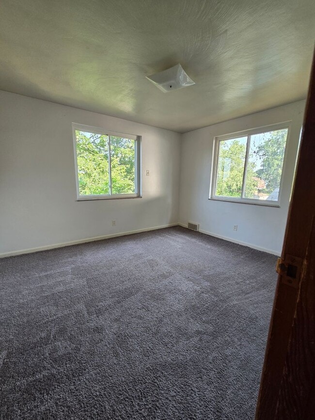 Building Photo - 1400 Center Ave