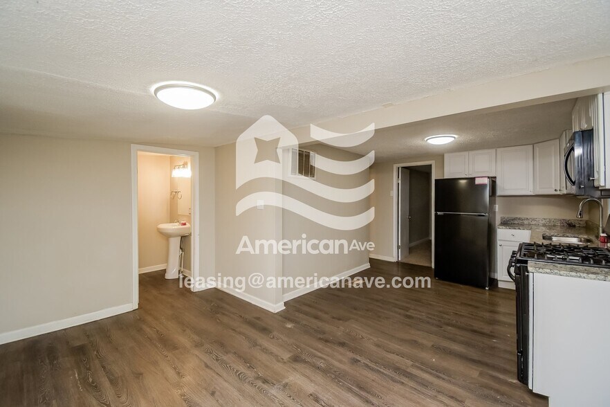 Building Photo - 1227 E 4th St