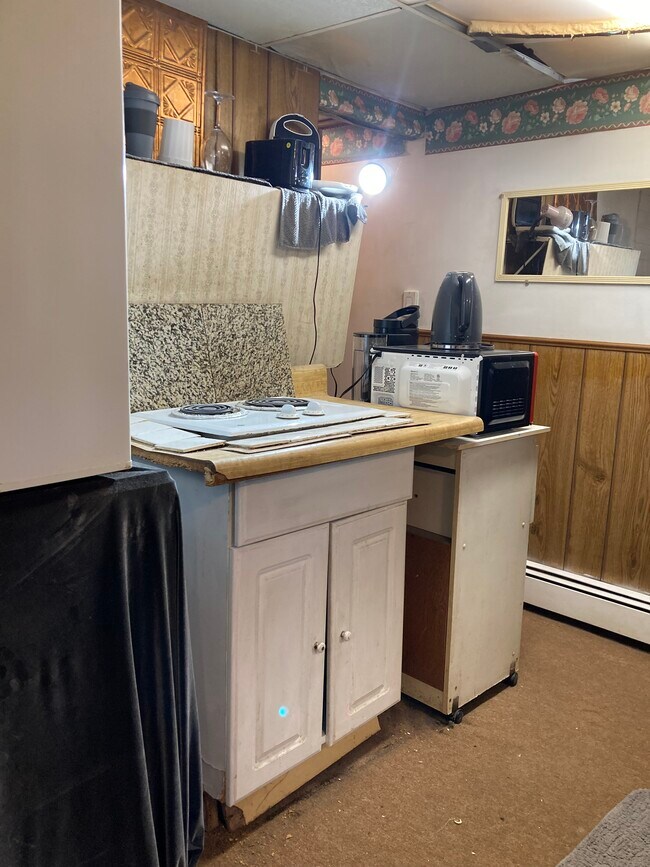 rental new stovetop mini fridge - 764 Lenore Ln