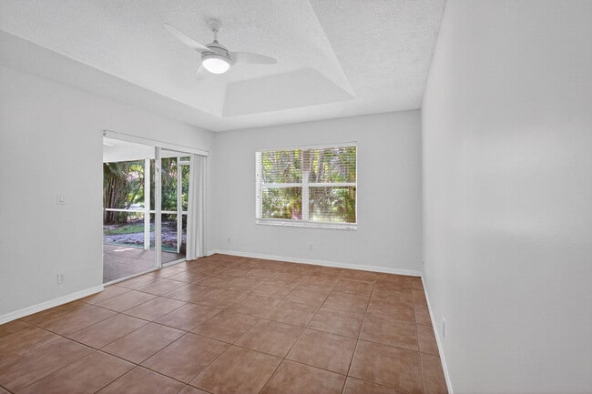Building Photo - 5020 N La Sedona Cir