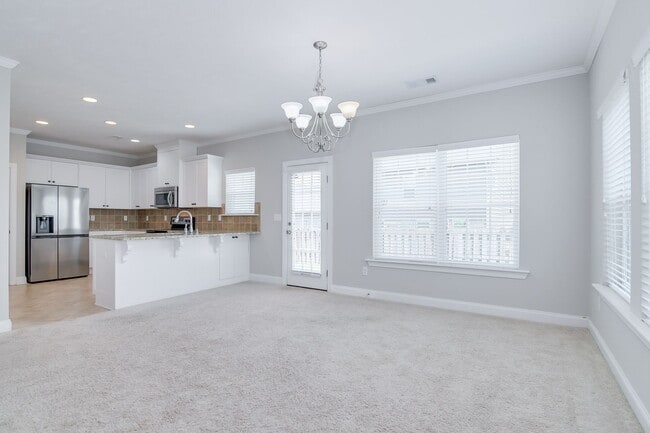 Building Photo - 3 Bedroom 2 Bath in Canterbury Farms