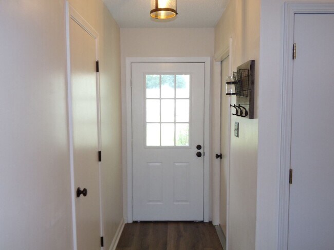 Building Photo - 127 Village Ct