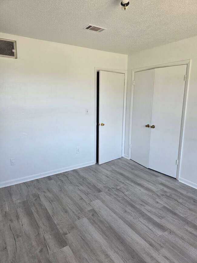 Building Photo - 2 BR j