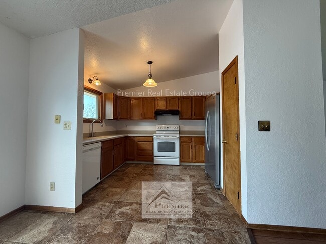 Building Photo - 854 Daffodil St