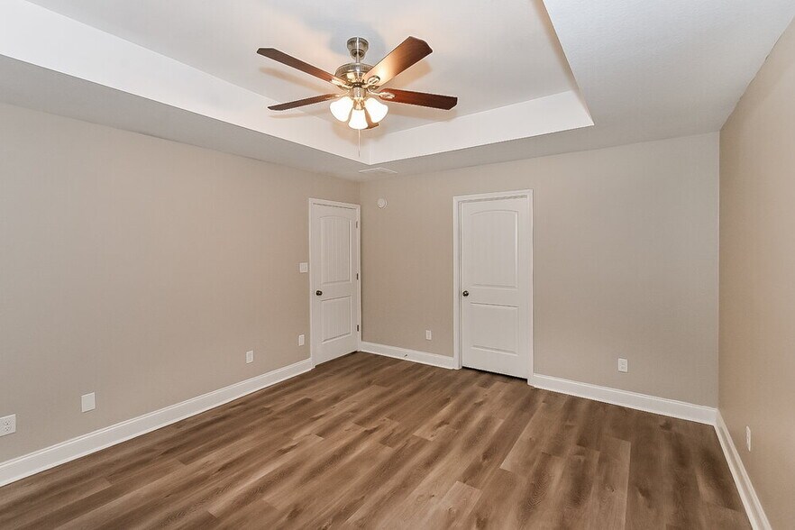 Building Photo - 8679 Courtly Cir S