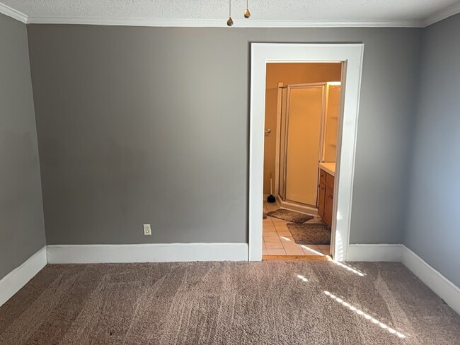 Building Photo - 1024 Park Ave Ext