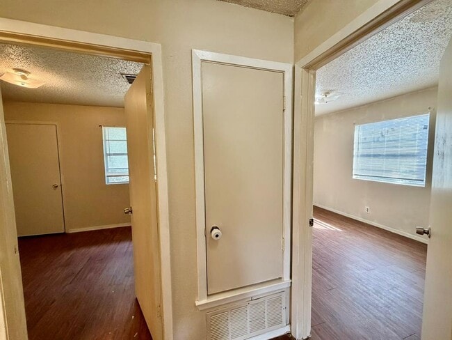 Building Photo - 402 Hedgewood Dr