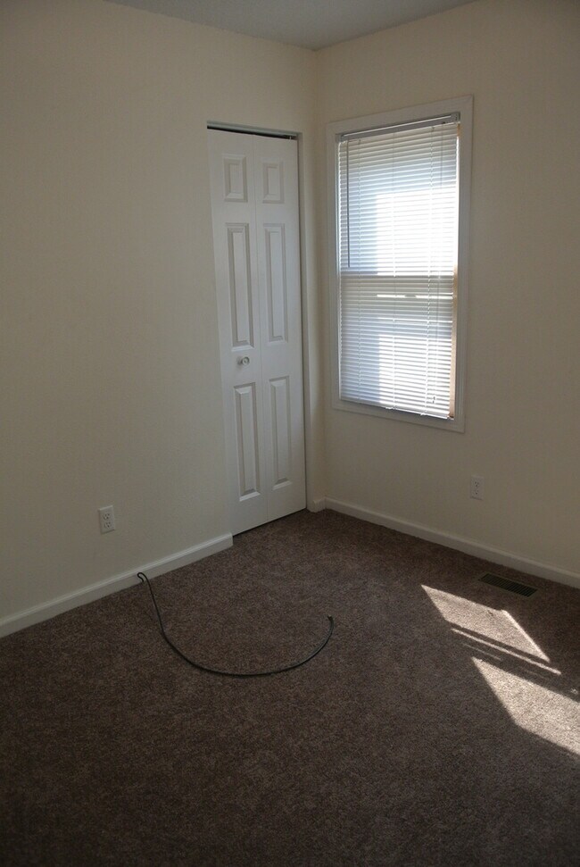 Building Photo - 2 Bedroom House!