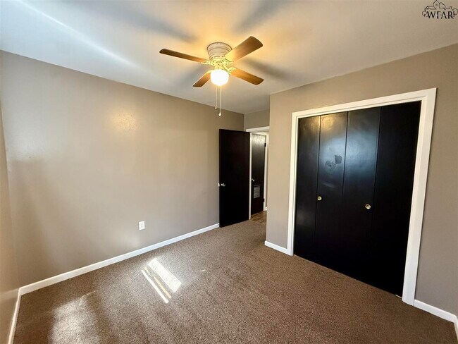 Building Photo - 1210 Clover Dr