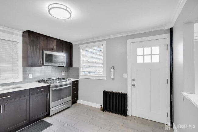 Building Photo - 20 Burnet St