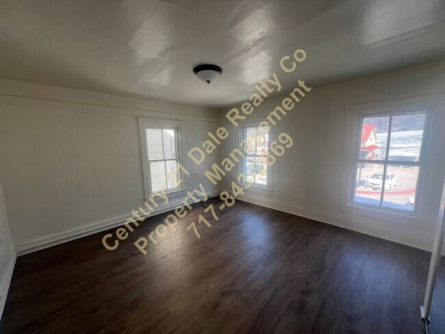 Building Photo - Beautifully redone 3 BR, 1 Bath Townhouse in York Suburban Schools