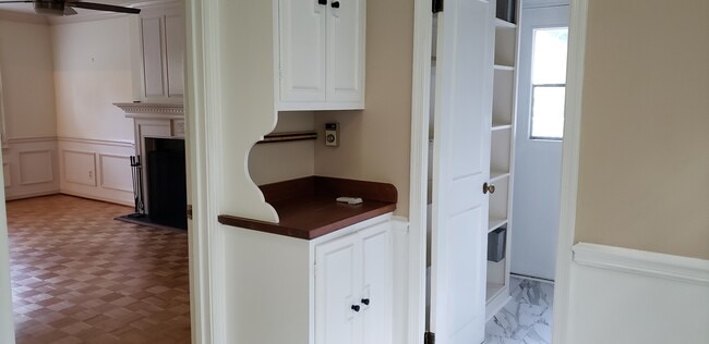 Building Photo - 211 Surrey Rd