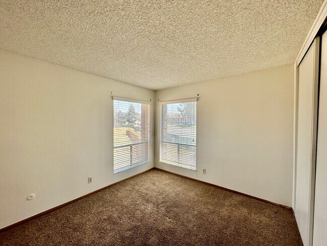 Building Photo - Spacious Upstairs 2 bedroom in Allied Gardens!