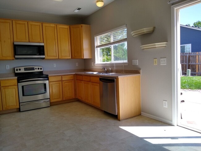 Building Photo - Gorgeous 2 Story 3 Bedroom 2.5 Baths in Dacono For Rent