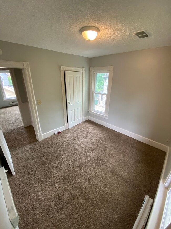 Building Photo - Newly Updated 2 Bedroom