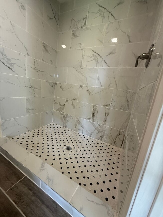 Building Photo - 4 bed 2 bath Southern Hills