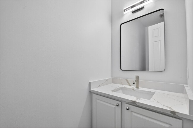 Building Photo - 2502 N Dixie Hwy