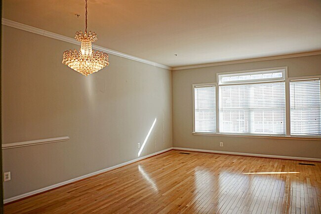 Building Photo - Exquisite Townhouse in Orchard Run Germantown