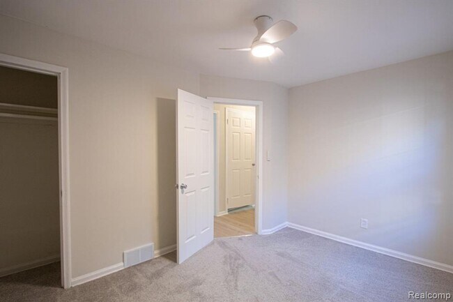 Building Photo - Beautifully renovated brick bungalow