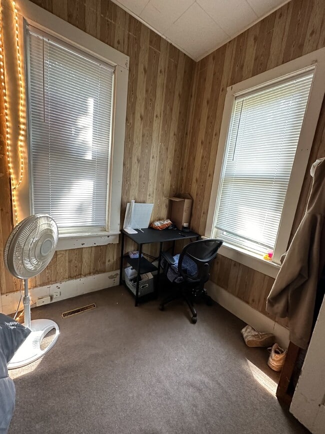 Building Photo - 3 bed 1 bath close to UWEC and Water St! Available June 1st