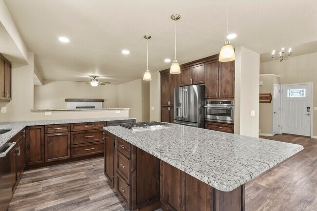 Building Photo - Stunning 5 Bedroom in School District 20