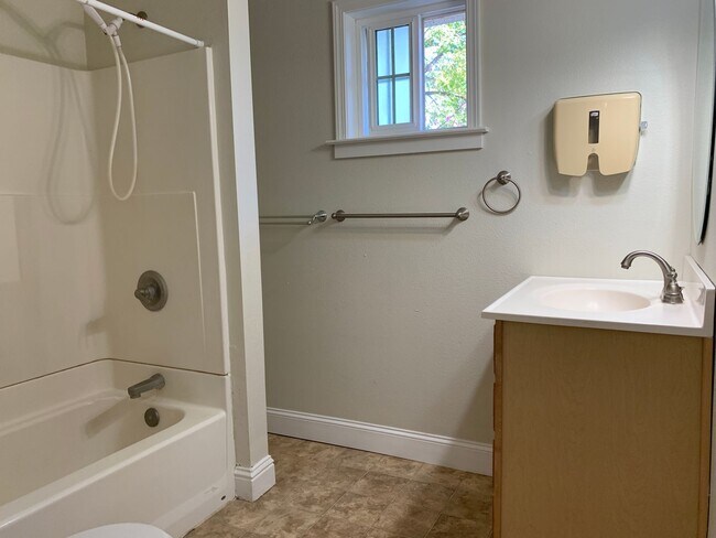 Building Photo - Cute Chico Charmer/Close to downtown and CSUC