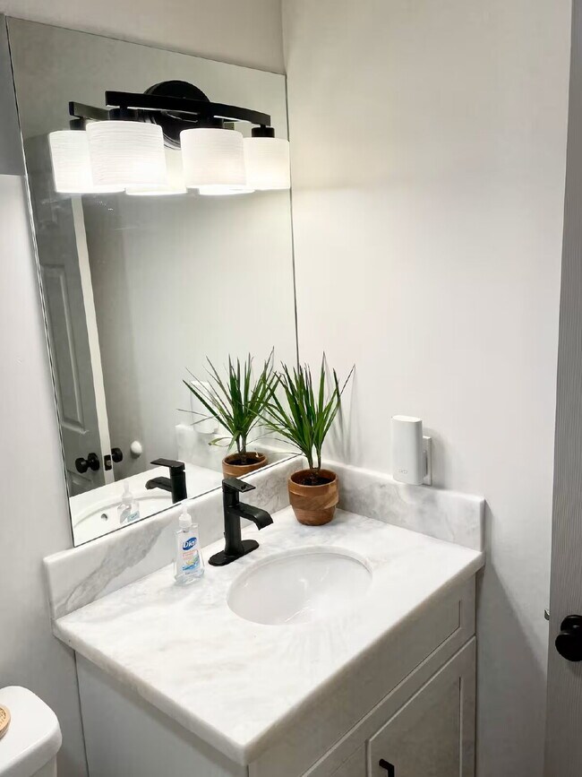 Building Photo - Fully Furnished, Turn Key North Clairemont | Vaulted Ceilings & Private Patio