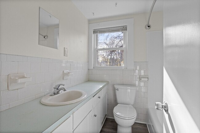 Building Photo - 294 Great Rd