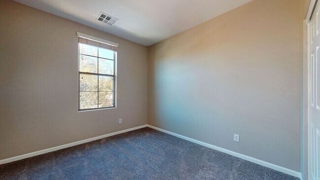 Building Photo - Very nice home in highly sought after location!