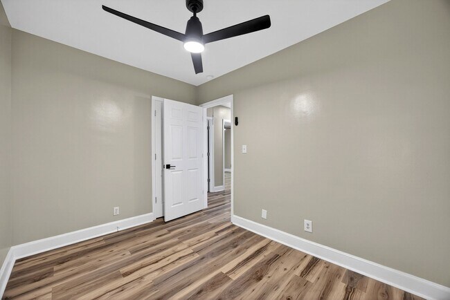 Building Photo - 2218 Holt Dr