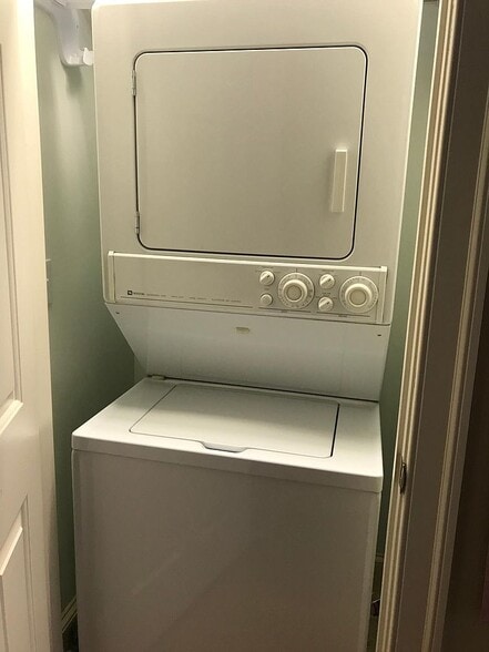 washer and dryer in unit - 127 N Tryon St