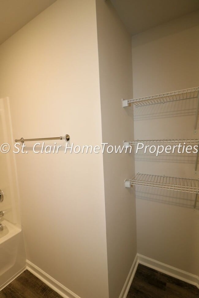 Building Photo - Lincoln Townhome