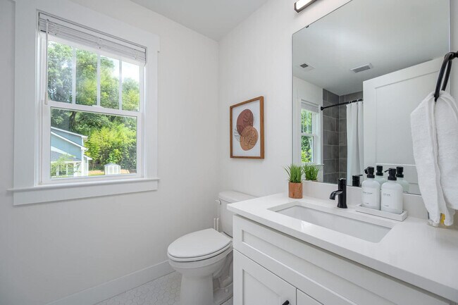 Building Photo - 2019 James St