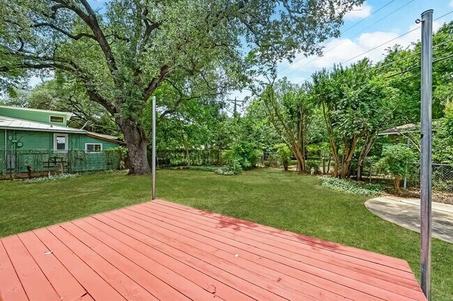Building Photo - 4928 Strass Dr
