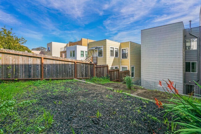 Building Photo - 3bed/2bath Top-Floor Flat w/ Modern SF Charm - Pet(s) Welcome