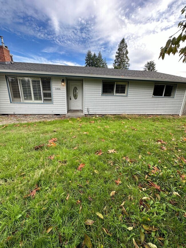 Building Photo - 3 Bedroom 2.5 Bathroom Hardwood Floors Fen...