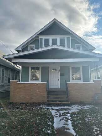 Building Photo - 5 Bedroom 1 Bath
