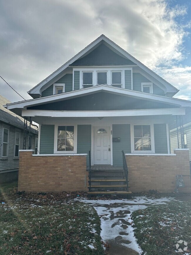 Building Photo - 5 Bedroom 1 Bath