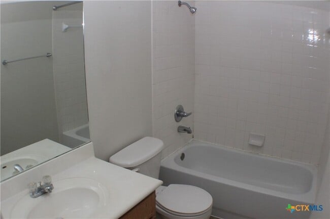 Building Photo - 102 E Robin Ln