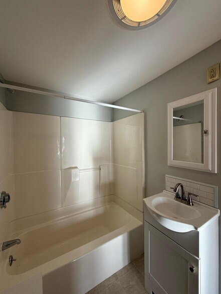 Building Photo - 9 Stevens St