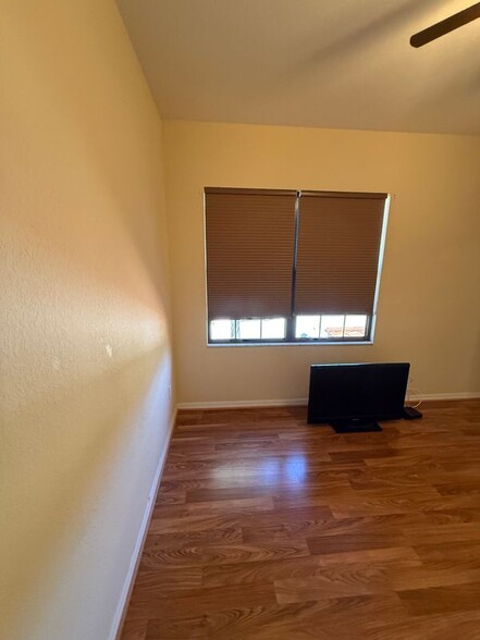 Building Photo - 1319 Clove Dr