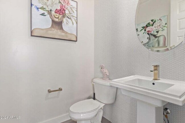 Building Photo - Amazing 2BR + Office Townhome in Old Town Scottsdale