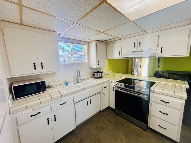 Building Photo - 4 bedrooms, 2 kitchens, 2.5 bathrooms, lau...