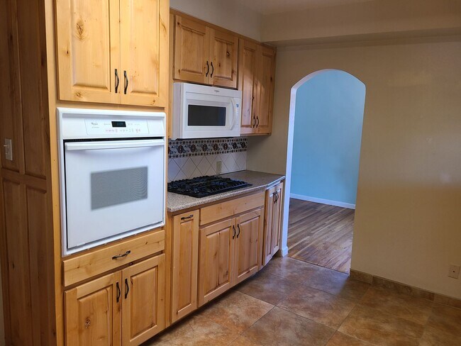 Building Photo - 4 Bedroom, 2 Bathroom! Lovely Home!