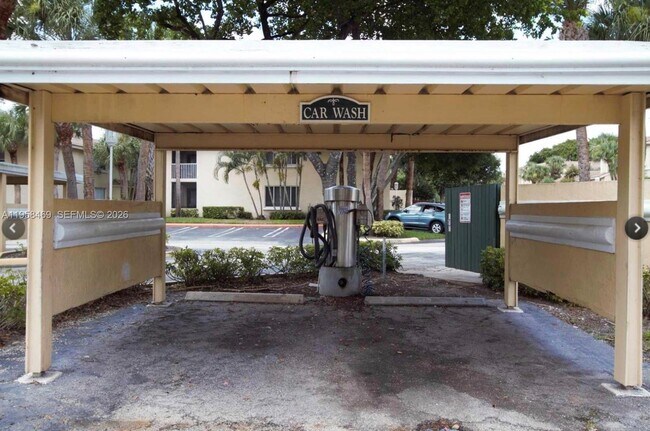 Building Photo - 4201 Glenmoor Dr