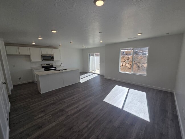 Building Photo - Discover Your Washington Dream Home!