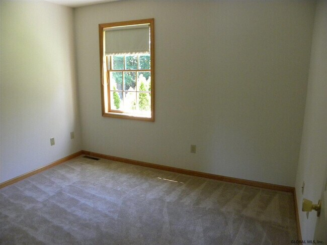 Building Photo - 8 Red Maple Ln